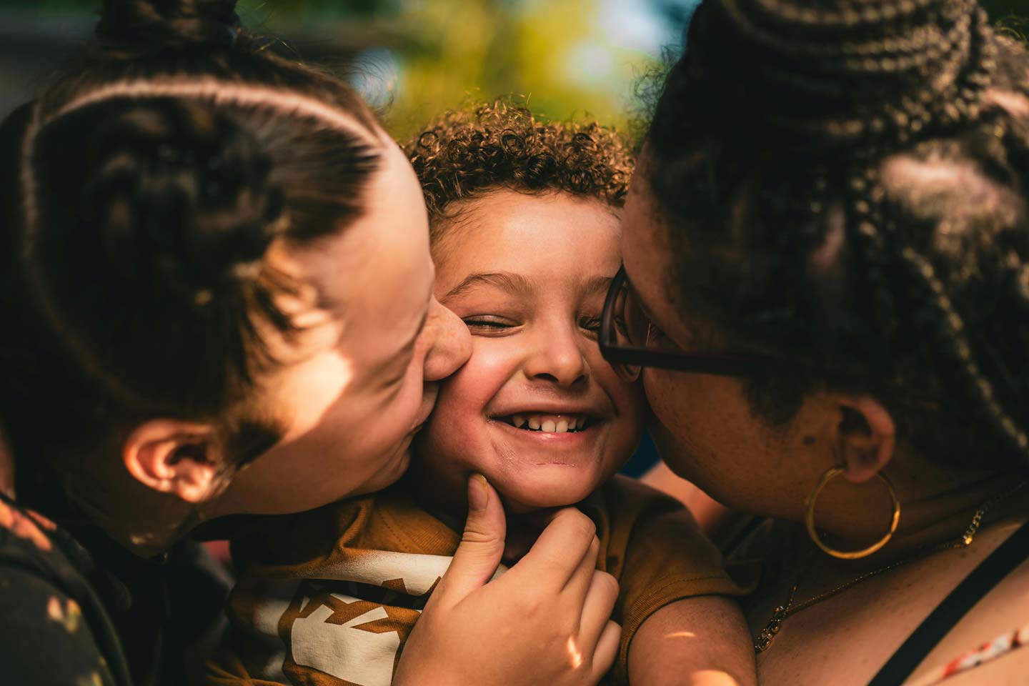 Imagen de una familia abrazando a un niño pequeño, portada del artículo "La familia que habita en mí" de Sergio Huguet