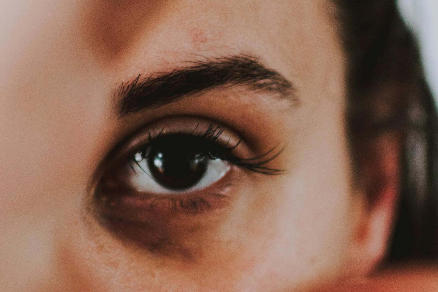 Imagen close up del ojo izquierdo de una chica, portada del artículo "Descubriendo mi guión de vida" de Sergio Huguet